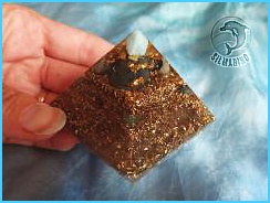 wm_orgonit_pyramida_larimar_smaragd_zlato