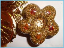 w_kvitek_stred_vykladany_zlatem