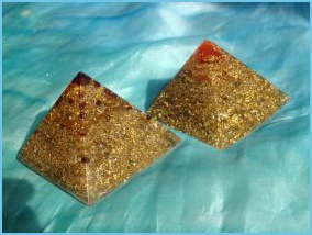 w_pyrymida_karneol_a_cesky_granat_a zlato